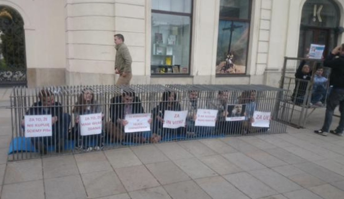 Młodzieżówka PO przed Pałacem Prezydenckim, fot: Adrian Gąbka