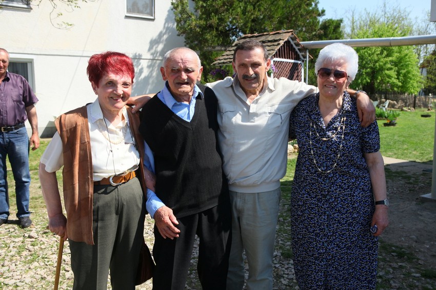 Volfgang Pecold sa starijim bratom i sestrama