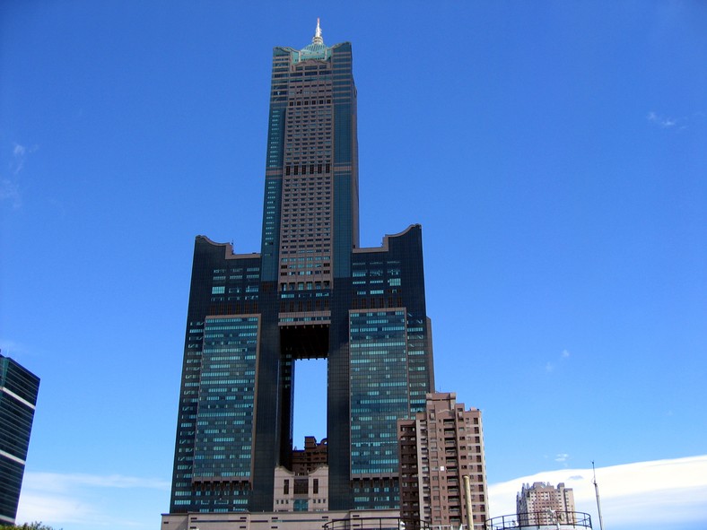 Chiński Tuntex Sky Tower w Kaohsiung ma 348 m wysokości. Budowa wieżowca zakończyła się w 1997 r. Fot. wikipedia.commons.org, autor: Corbet, licencja: GNU Free Documentation License