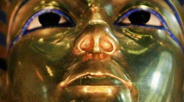 Helyrepofozzák Tutanhamon szakállát