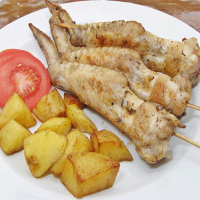 Grillezett csirkeszárnyak nyárson, curry fűszerezéssel