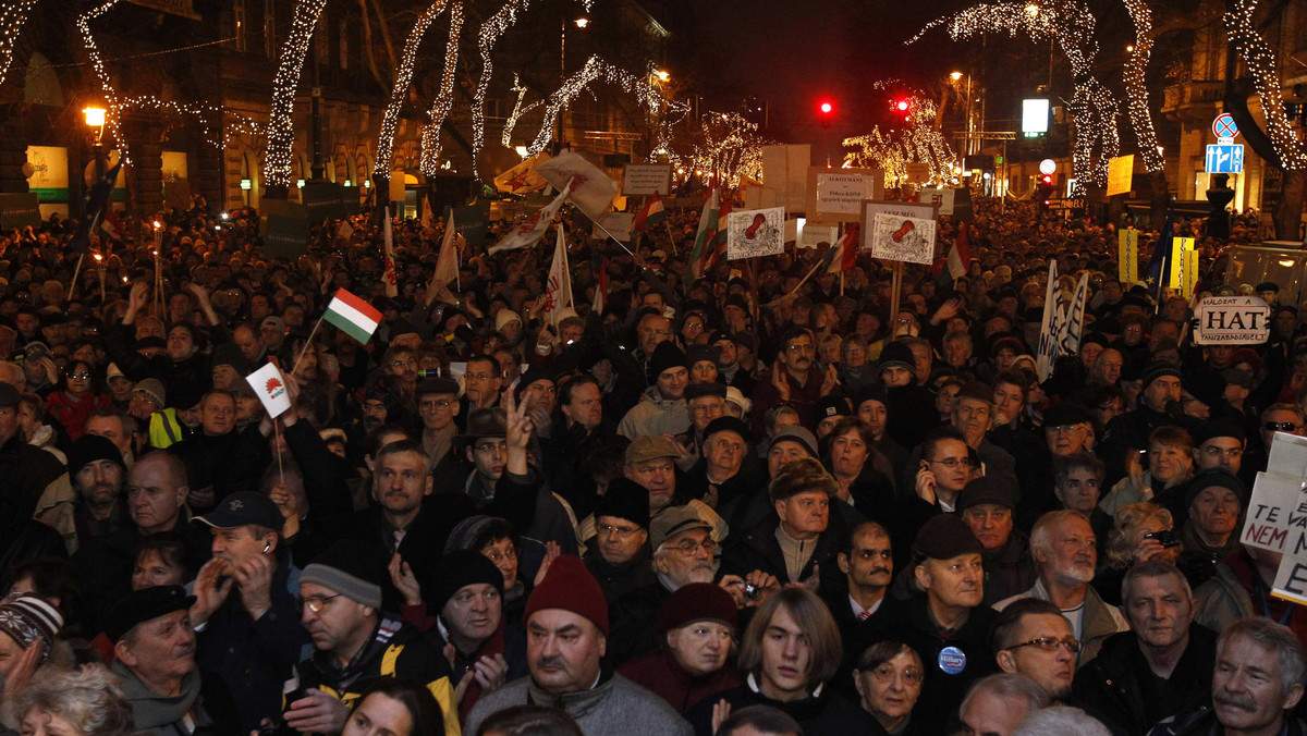 Przedstawiciele opozycyjnych partii i organizacji obywatelskich zbierają się na wiecu pod budynkiem opery w Budapeszcie, w której odbędą się uroczystości związane z nową konstytucją, która weszła w życie 1 stycznia. - Zwolennicy Gyurcsanya, który doprowadził kraj do ruiny, sieją tylko zamęt i chaos oraz zachęcają ludzi do łamania prawa - powiedziała posłanka z ramienia Fideszu Gabriella Selmeczi.
