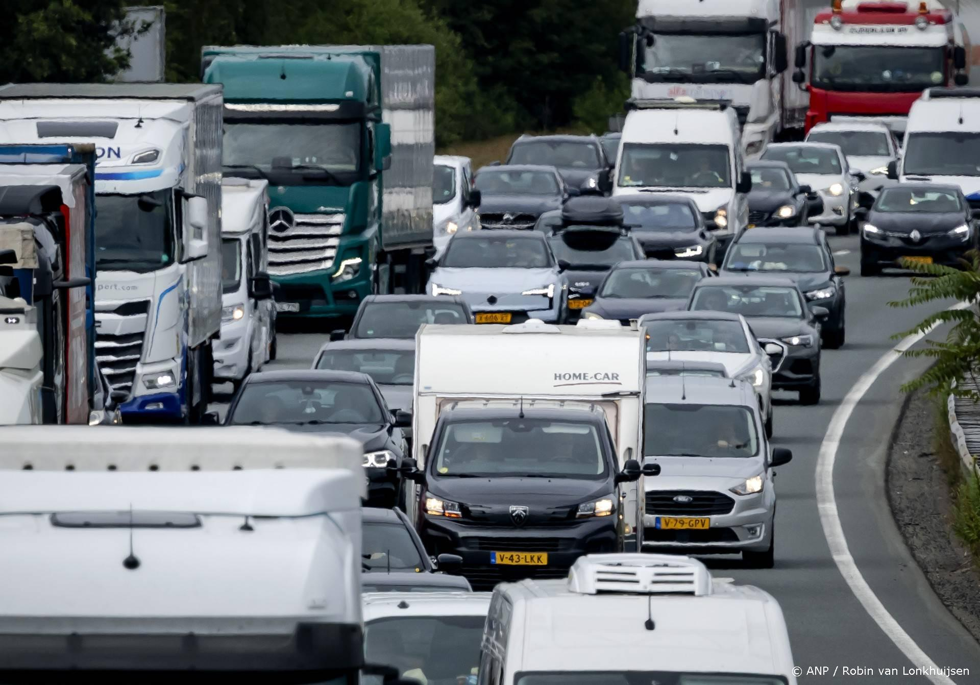 Files vakantieverkeer: uur vertraging Gotthard en Frankrijk