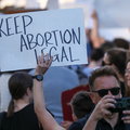 Dyskusja o ograniczeniu prawa do aborcji w USA. Pracodawcy oferują pracownicom pomoc