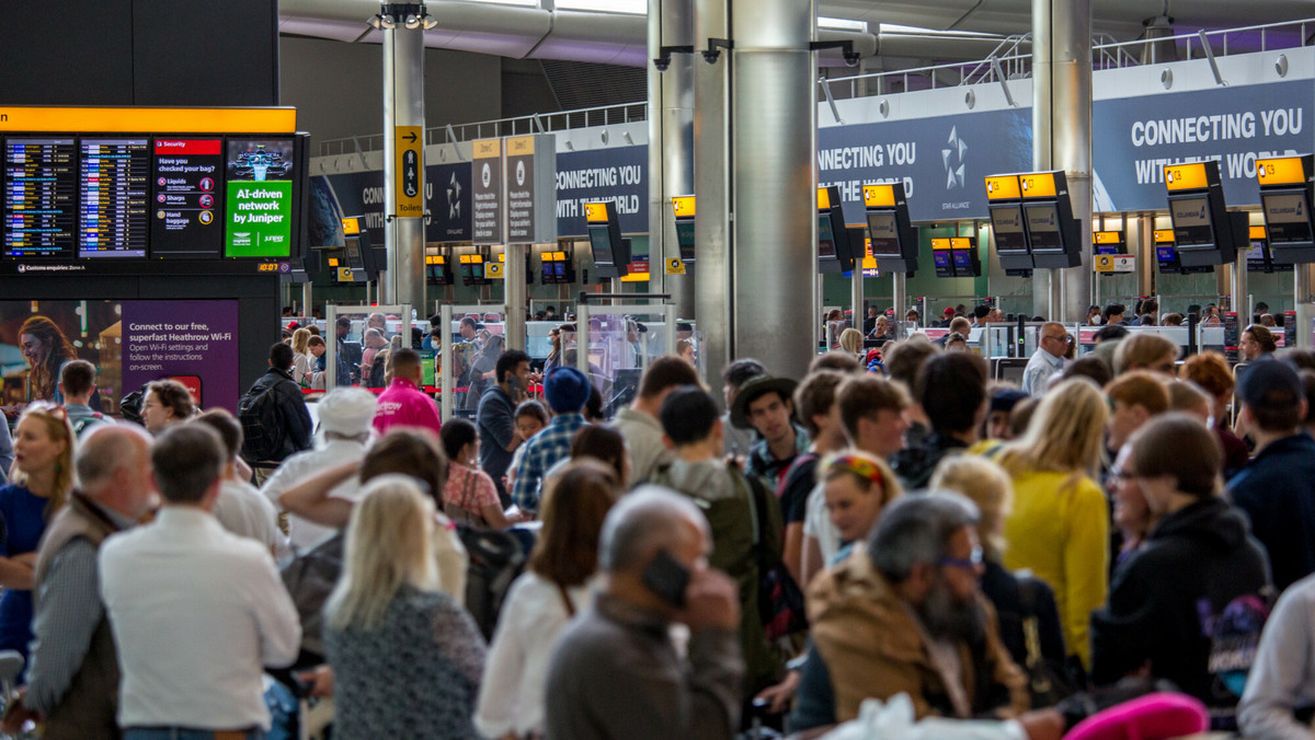 Chaos na największym lotnisku Europy. Ograniczą liczbę pasażerów!