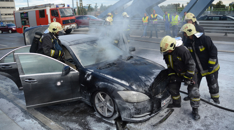 Személyautó motortere lángolt /  Fotó: Dudás Tamás tű.zls