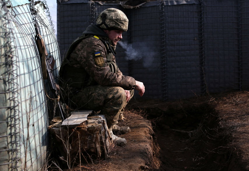 Ukraiński żołnierz w okopach. Zdjęcie ilustracyjne, z 2022 r.