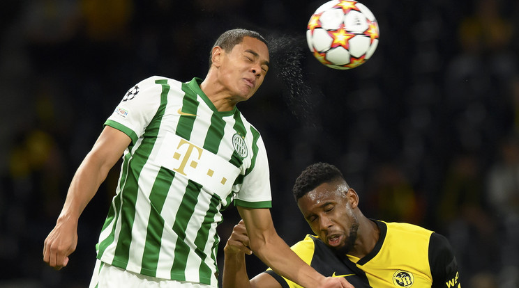 Henry Wingo, a Ferencváros (b) és Nicolas Ngamaleu, a Young Boys játékosa a Bajnokok Ligája-selejtező negyedik fordulójának Young Boys - Ferencváros első mérkőzésén a berni Wankdorf stadionban 2021. augusztus 18-án / Fotó: MTI/EPA-KEYSTONE/Anthony AnexLétrehozás dátuma 