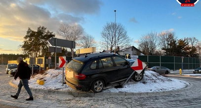 Ułańska fantazja czy promile? Kierowca bmw zaparkował na... rondzie