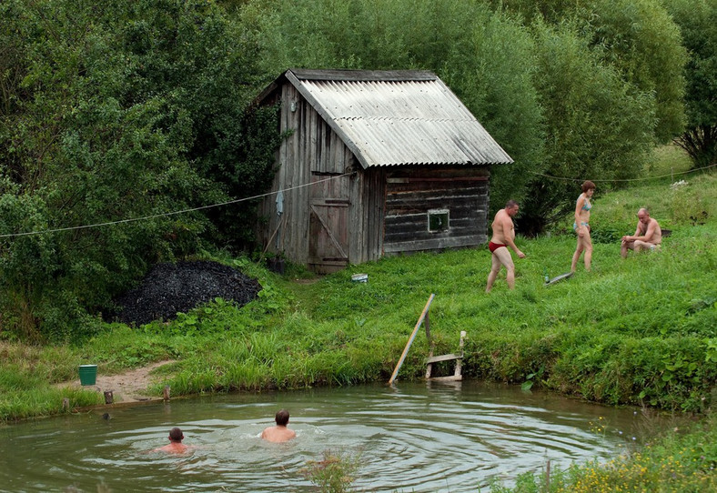 Wodziłki - turyści kąpią się w tradycyjnej bani