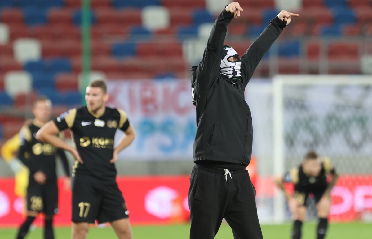 Kibic Górnika Zabrze wtargnął na murawę boiska podczas meczu 13. kolejki piłkarskiej Ekstraklasy z KGHM Zagłębiem Lubin w Zabrzu