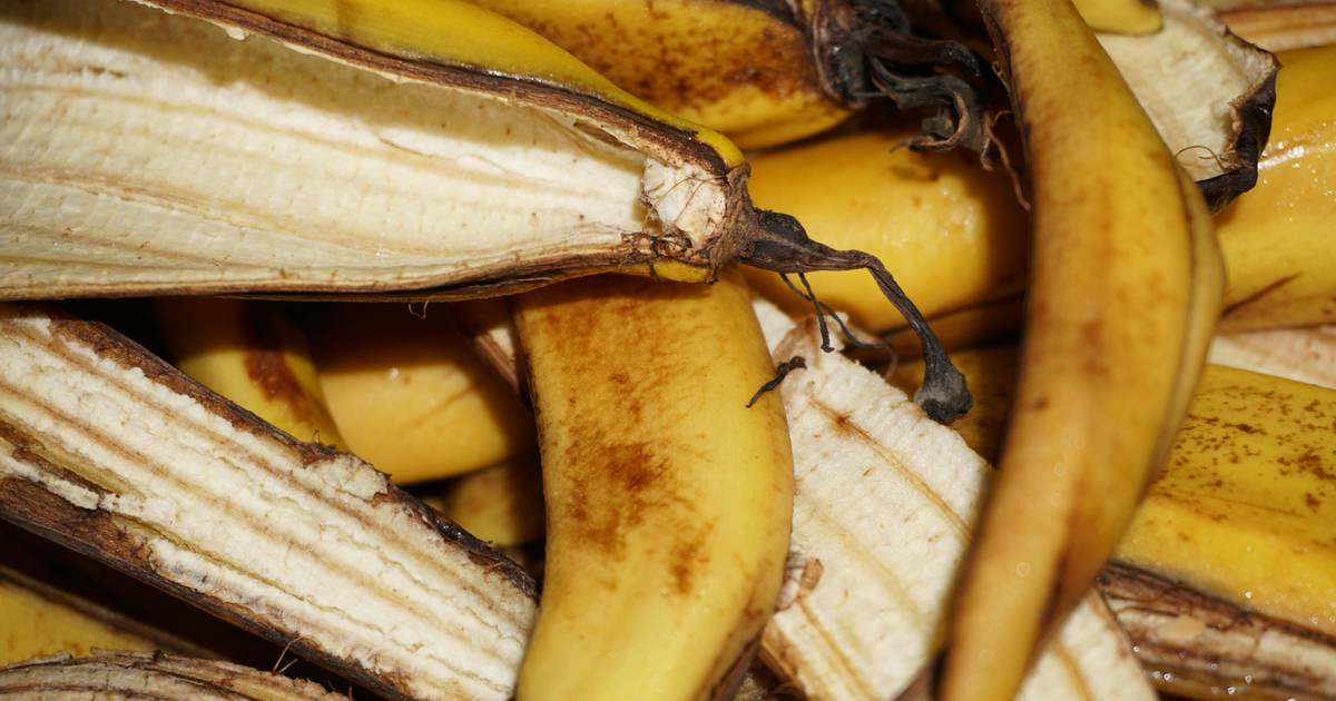 Włóż skórkę z banana do lodówki. Ten trik działa w 15 minut