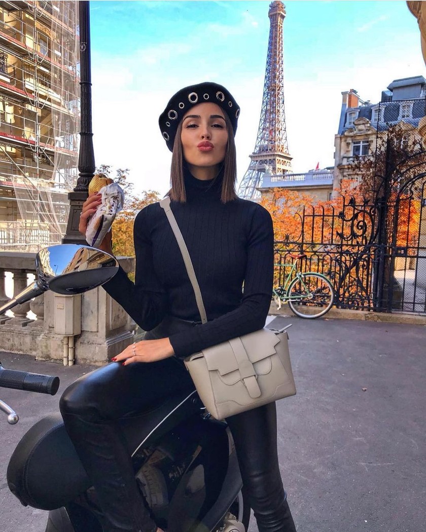 La reine de beauté Olivia Culpo (29 ans) illustre ici parfaitement le chic à la française: avec la Tour Eiffel en arrière-plan, elle pose avec un béret.