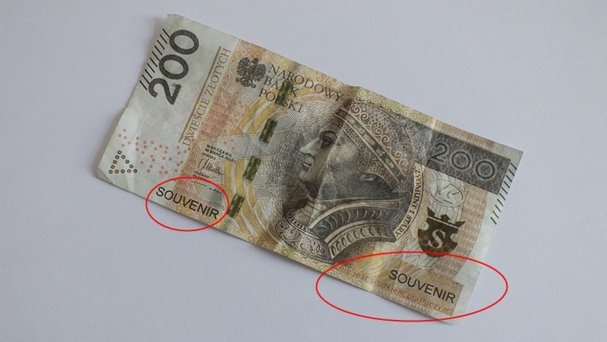 Mieszkanka Głogowa padła ofiarą oszustów, którzy za zakupiony towar zapłacili tzw. banknotem prezentowym o nominale 200 zł. Policja ostrzega przed kolejnymi próbami oszustwa i zwraca uwagę na szczegóły charakterystyczne dla pseudobanknotu.