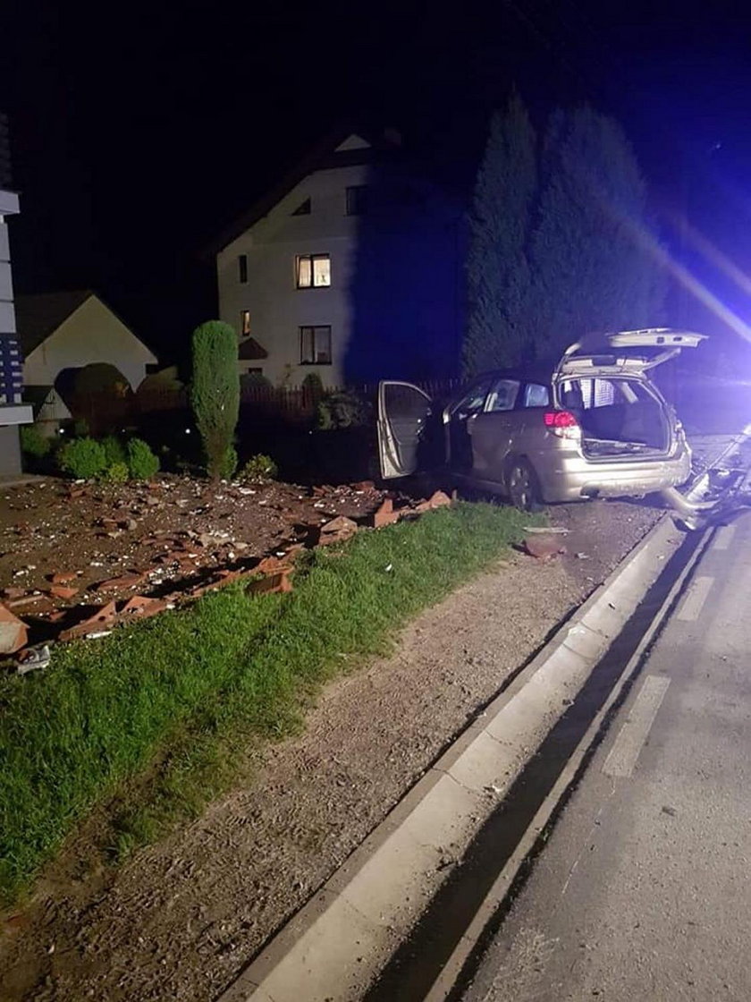 Mazowsze: Auto uderzyło w ogrodzenie. Zginął nastolatek