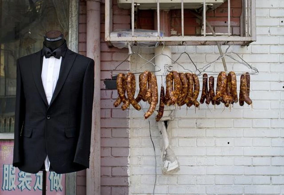 Kobasice vise pored radnje za iznajmljivanje odela u Pekingu