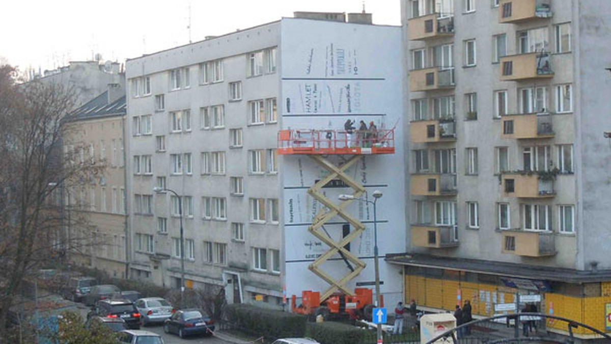 Na budynku przy ul. Traugutta 3a, tuż obok placu Bohaterów Getta, pojawiła się niezwykła, gigantyczna półka z książkami. Literacki mural to zwieńczenie czterodniowej pracy uczestników warsztatów Literackie Graffiti // TYPOMURAL.