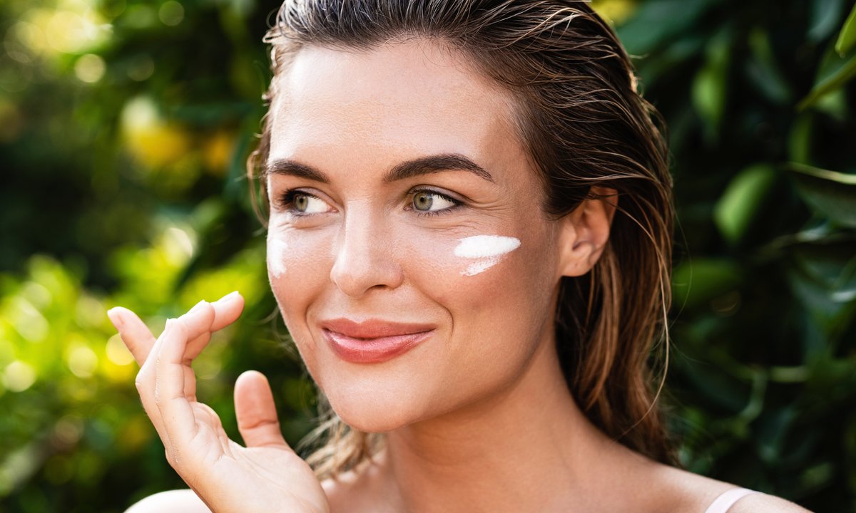 Ten krem wypełnia dolinę łez jak hialuronowy zastrzyk. Usuwa efekt pandy w 15 minut