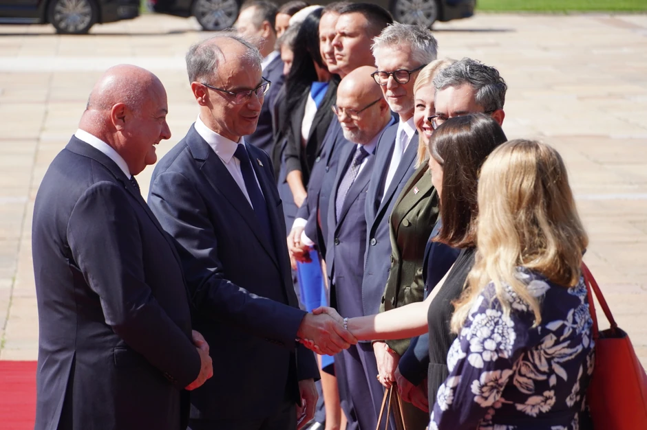 Doček ispred Palate "Srbija"