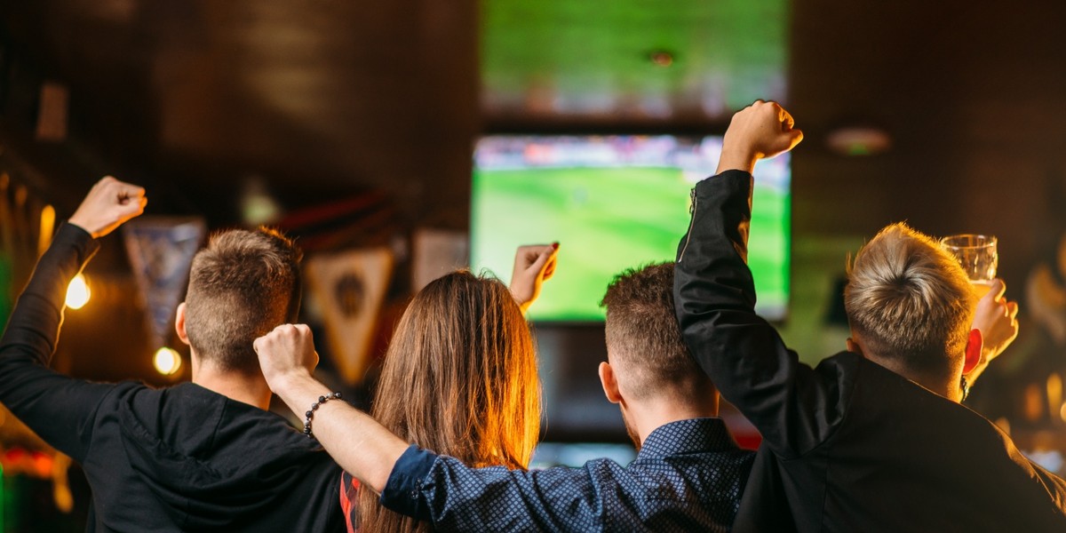 Prawa do transmisji wszystkich meczów w Katarze w ramach mundialu ma Telewizja Polska. By zorganizować publiczne kibicowanie, trzeba wykupić licencję.