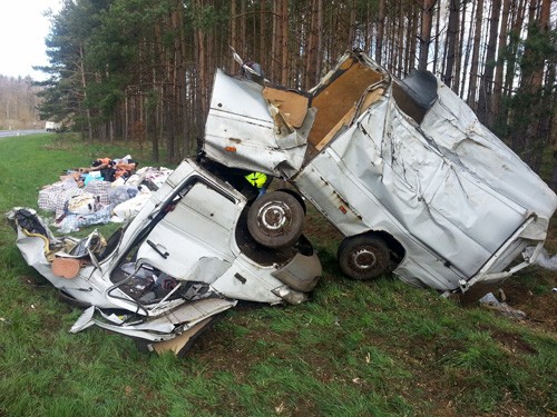 Samochód uderzył w przydrożne drzewo i pękł w trzech miejscach