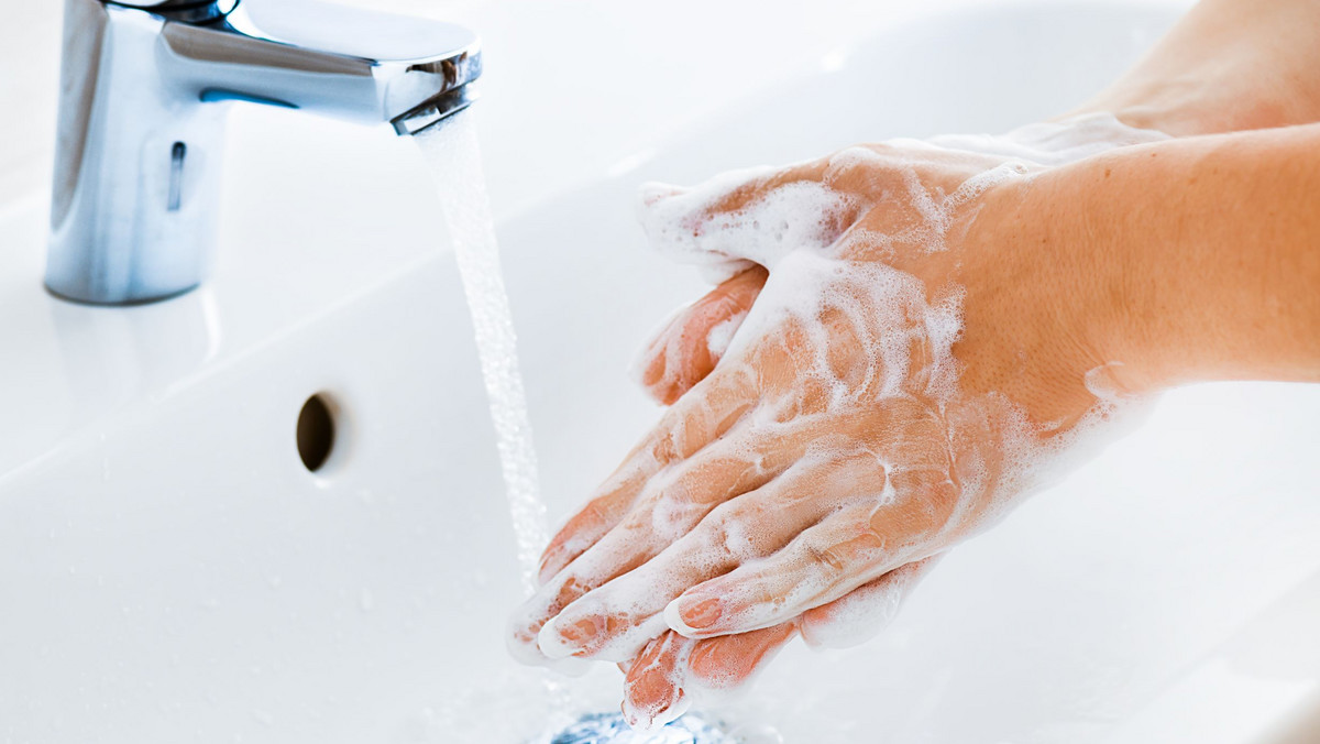 Mycie rąk przy użyciu wody i mydła, jeśli jest wykonane prawidłowo, ma kluczowe znaczenie w walce z koronawirusem. Niestety zaledwie 3 na 5 osób na całym świecie ma dostęp do podstawowych urządzeń sanitarnych. To znaczy, że miliony ludzi nie mają gdzie umyć rąk.