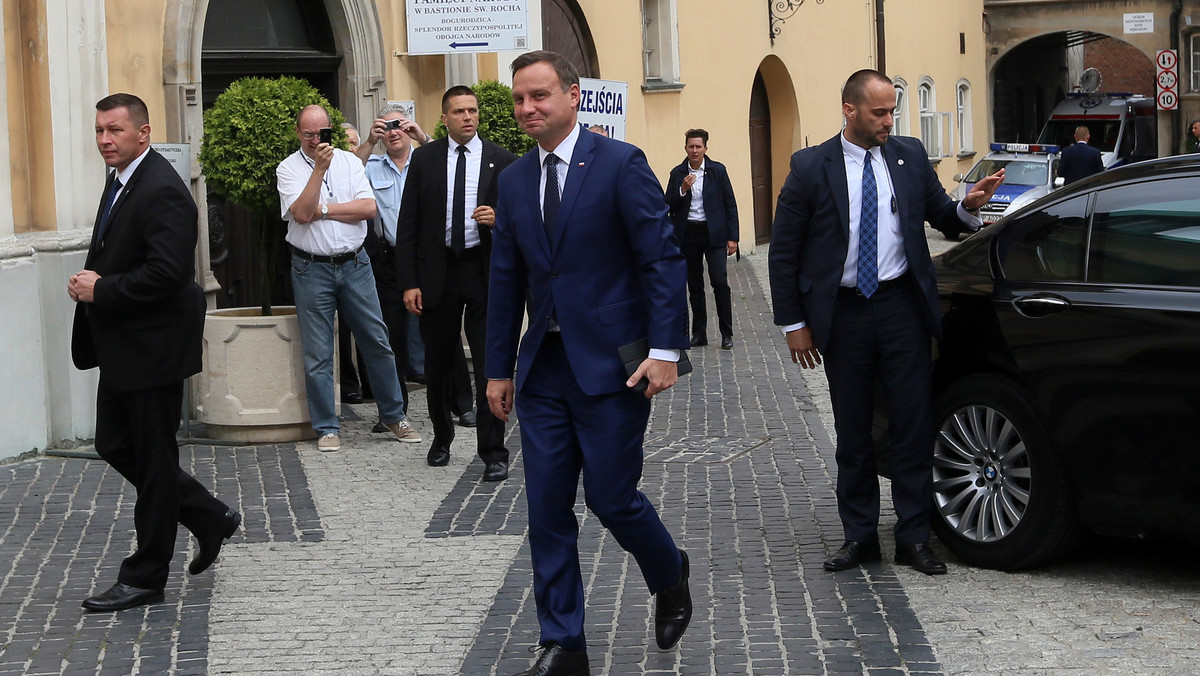 Polscy rolnicy nigdy nie zawiedli, także wtedy, kiedy trzeba było bronić ojczyzny - powiedział prezydent Andrzej Duda podczas Dożynek Jasnogórskich w Częstochowie. Podkreślił, że to właśnie w rolniczych rodzinach jest utrzymywana wielka tradycja patriotyzmu, wiary, ciężkiej pracy, modlitwy.