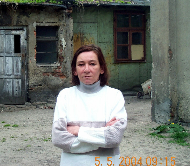 Grażyna Wiśniewska, matka Michała Wiśniewskiego, przed swoim domem w 2004 r.