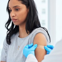 Ezért hajlamosabbak a nők az influenza oltás utáni mellékhatásokra