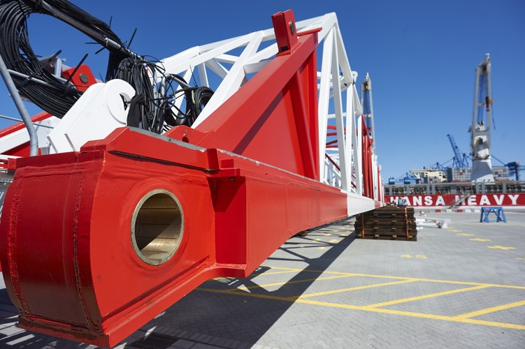 Dzięki budowie nowego terminalu kontenerowego zdolność przeładunkowa gdańskiego portu wzrośnie dwukrotnie. Obecnie w Gdańsku przeładowuje się około 1,5 mln. Po uruchomieniu terminalu T2 zdolnośc przeładunkowa wzrośnie do 3 mln TEU rocznie. <br>(TEU - pojemność standardowego 20-stopowego kontenera).<br><br>fot.  (cat) PAP/Dominik Kulaszewicz