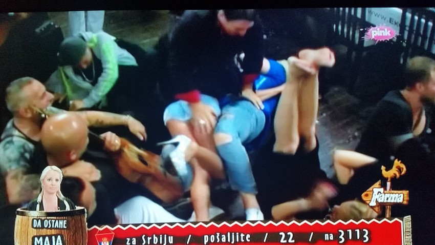 Kristijan je skočio na Jelenu i Zoricu dok su simulirale seks, zbog čega je folkerki pozlilo. Jelena je otišla korak dalje, pa se pred svim ukućanima ljubila sa Tamarom