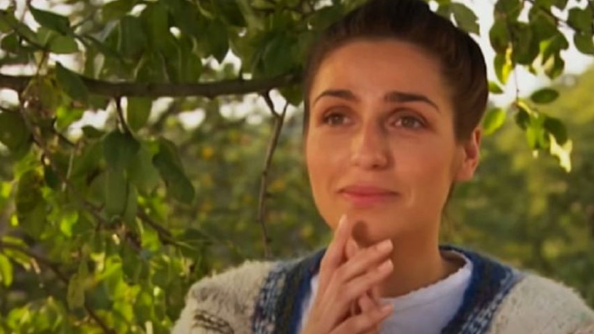 Mona u Selo gori, a baba se češlja