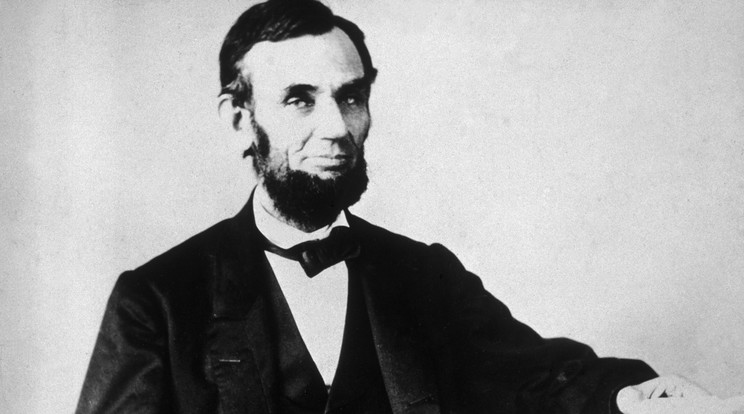 A 16. amerikai elnök, Abraham Lincoln (1809-1865) washingtoni irodájában dokumentumokat lapozgat. A felvétel 1860-ban készült / Fotó: Getty Images