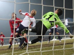 Spadli z ligi przez bramkarza-pijaka?