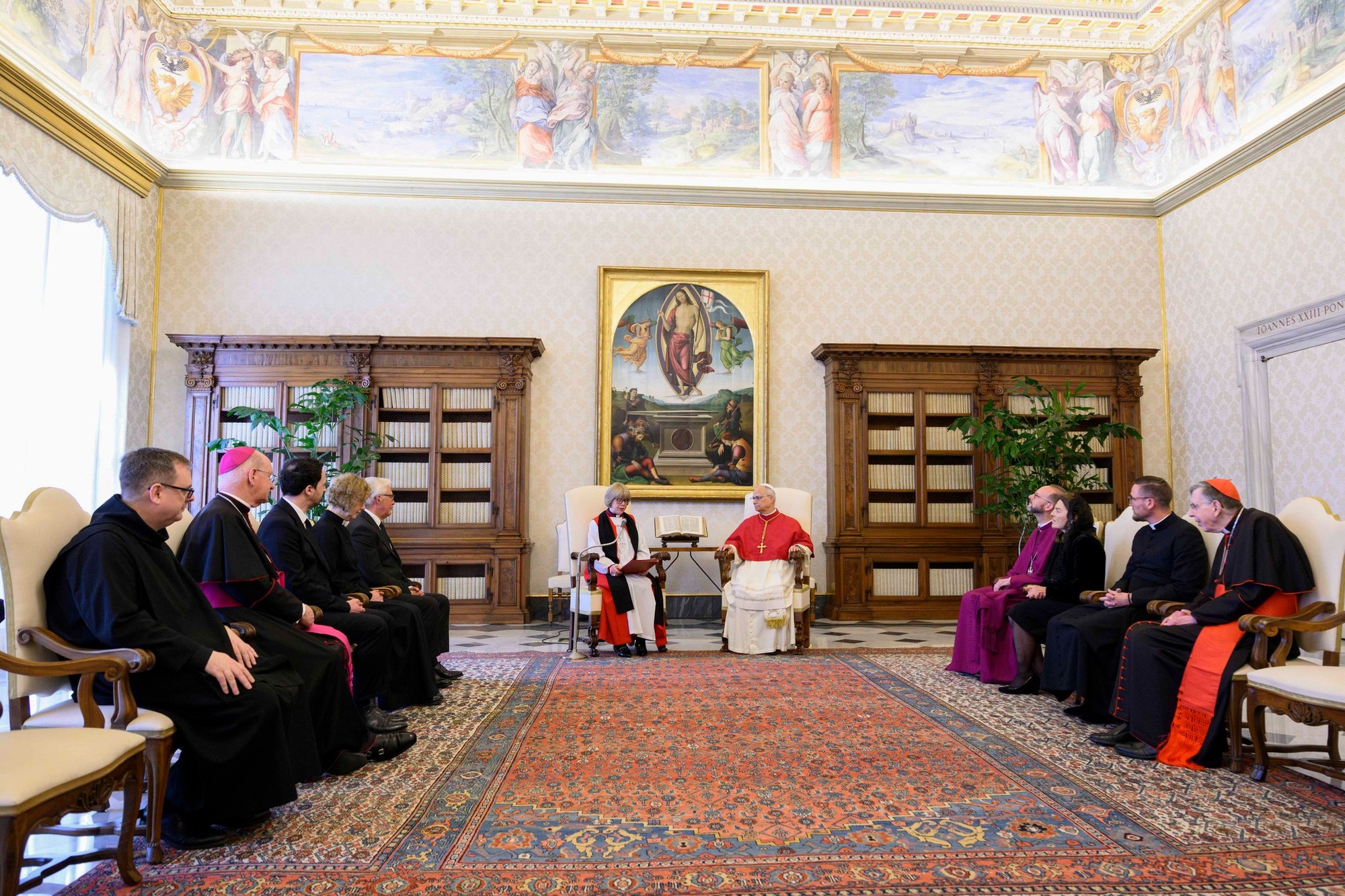 Pápež Lev XIV. a arcibiskupka z Canterbury Sarah Mullallyová. 