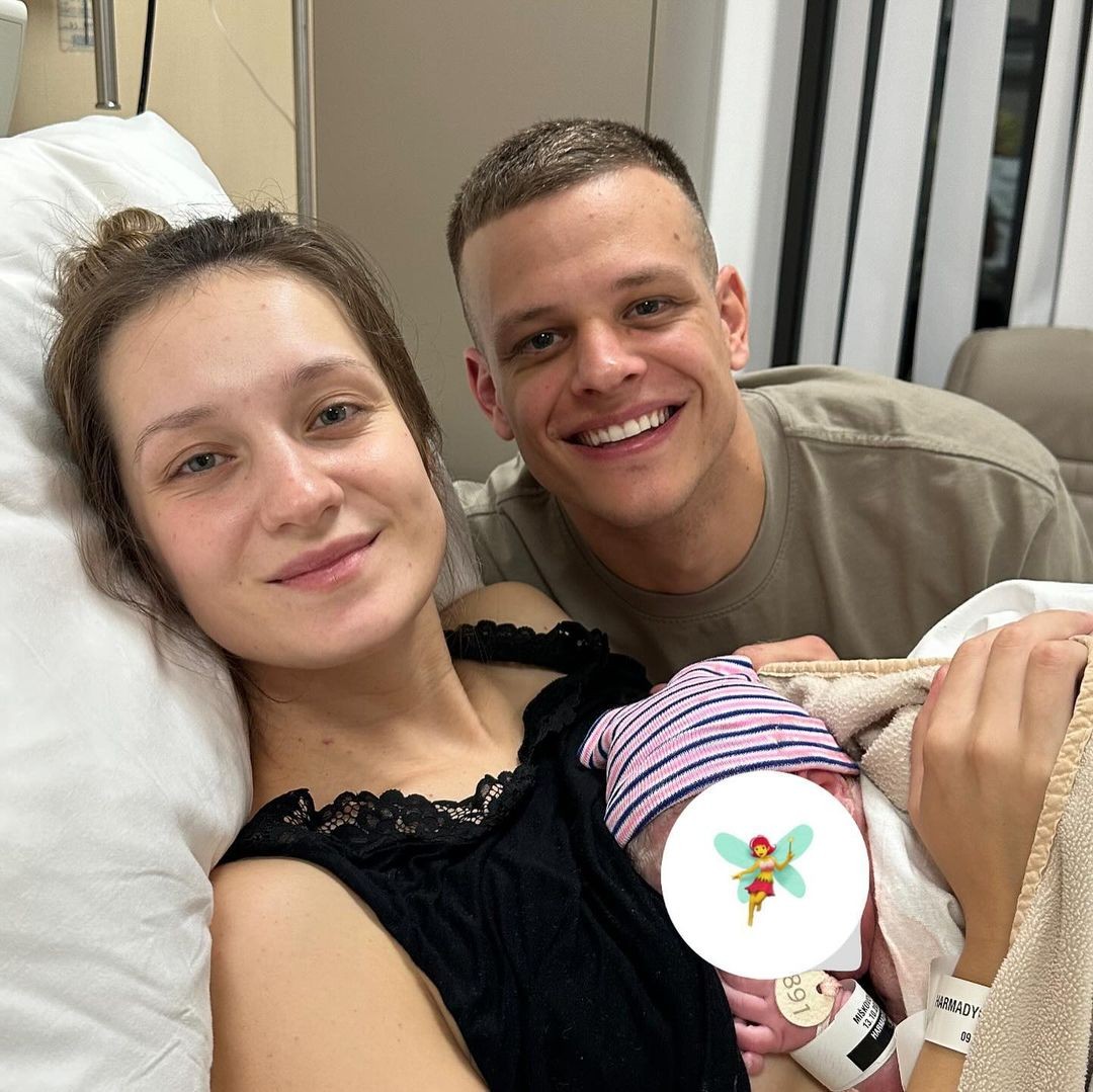 Známy slovenský moderátor a influencer Samuel Miškov sa stal otcom.