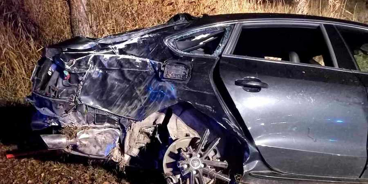 Wypadek samochodowy w Wilkołazie Trzecim. 24-latek stracił panowanie nad pojazdem.