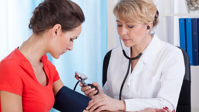 magas vérnyomás oka orvosnál fehér köpeny szindróma tünete