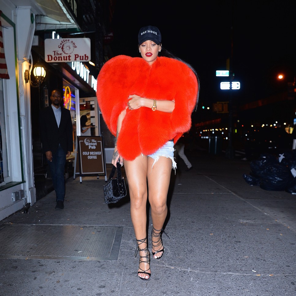 Aligha van olyan megdöbbentő divatpillanat, amelyet a stílusteremtő Rihanna ne kezelne könnyedén