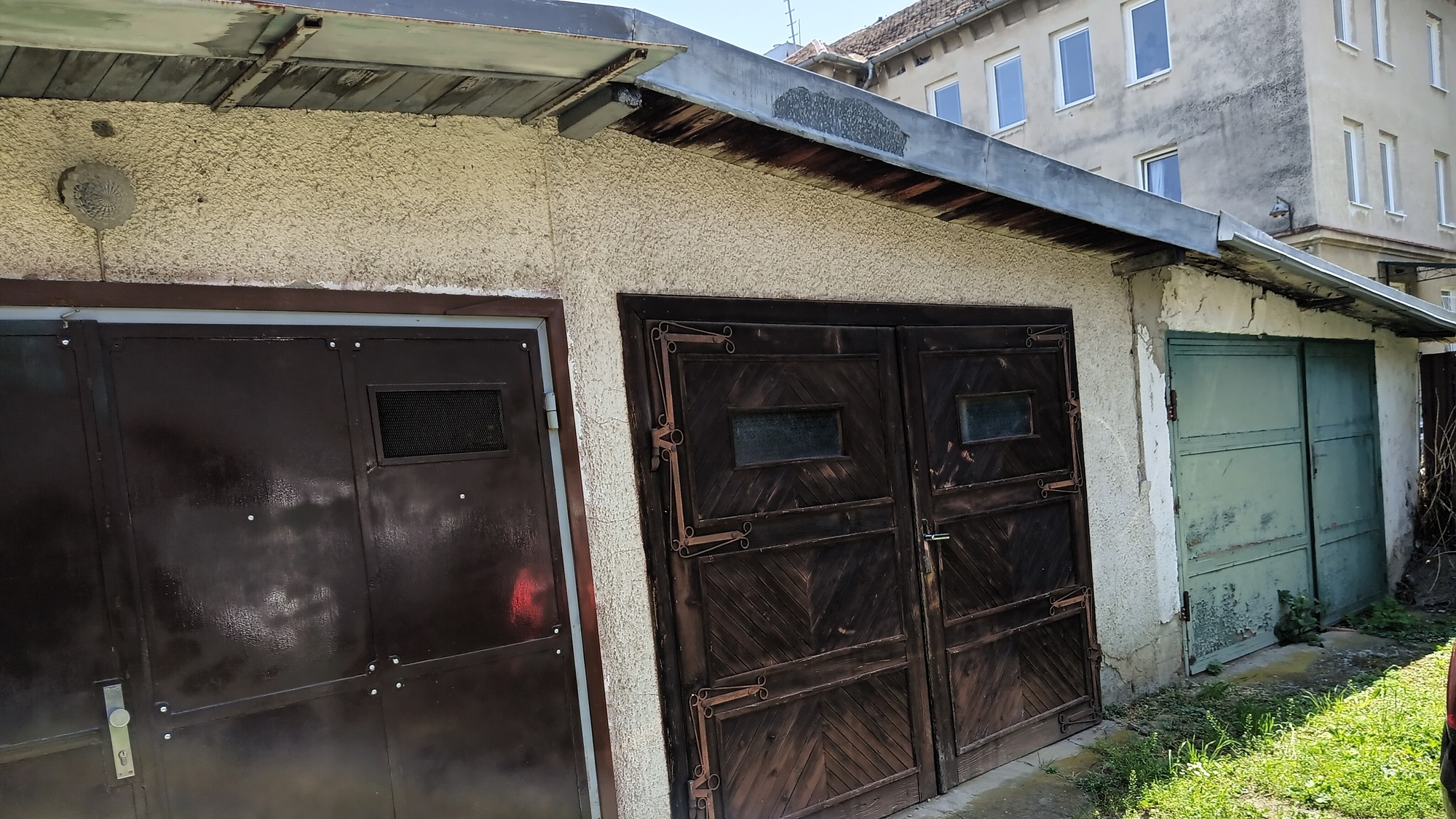 Svojpomocne postavené garáže v Trebišove, ktoré si privlastnila polícia