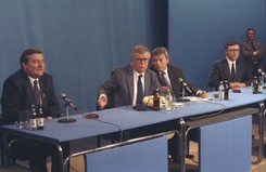 Groził Lechowi Wałęsie czarną teczką. Kim jest kandydat do Senatu Stanisław Tymiński?