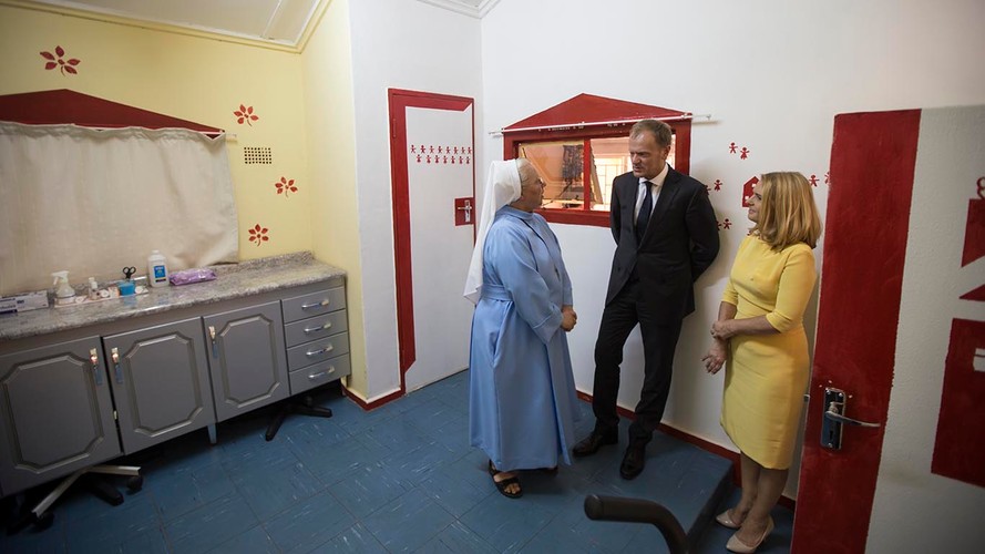 Polski premier wśród afrykańskich sierot