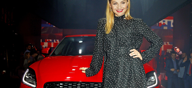 Małgorzata Socha za kierownicą najnowszego Jaguara E-Pace. Jej nogi skradły show [Mamy FOTO]