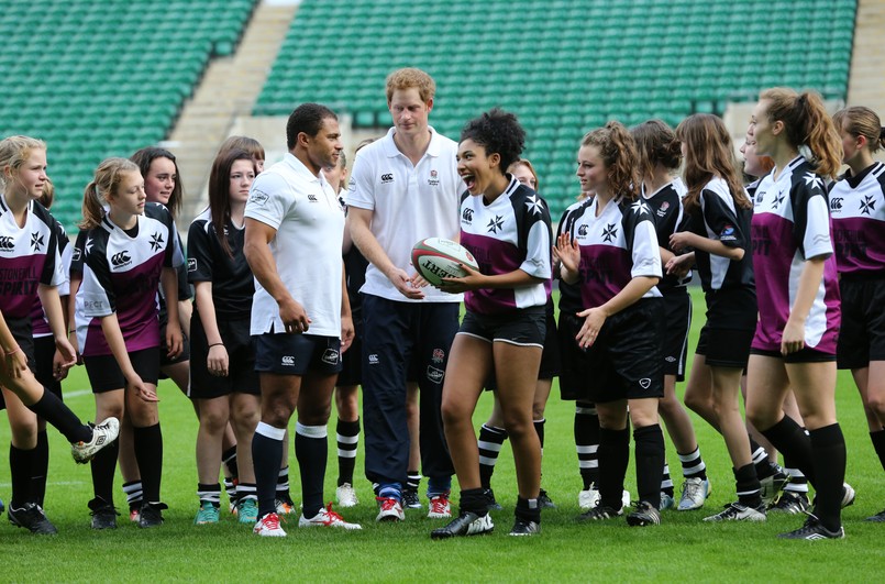 Książę Harry grał w rugby z... dziewczynami. ZDJĘCIA