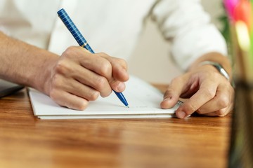 Firkák a papír szélén: mit üzennek a különböző vonalak és formák?