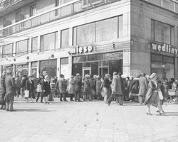 "Pan tu nie stał..." QUIZ o zakupach w czasach PRL. Nie daj się wypchnąć z kolejki