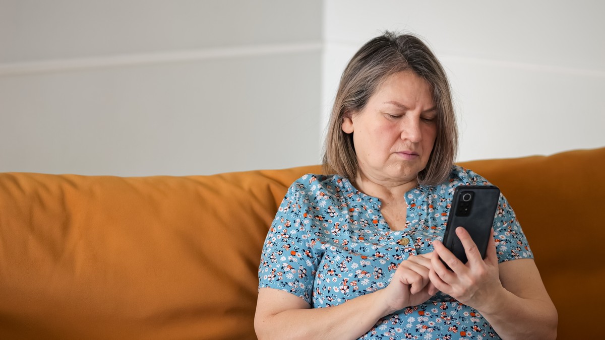 "Uzela sam mužu telefon i skamenila se" / ILUSTRACIJA