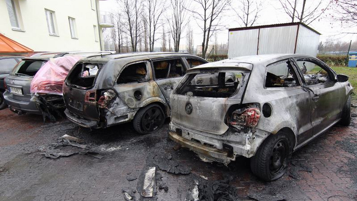 Atak szaleńca czy nieszczęśliwy wypadek? Blady strach padł na mieszkańców krakowskiego blokowiska Czyżyny. Na parkingu mieszczącym się na spokojnej i cichej ulicy Stanisławy Wysockiej spłonęło pięć samochodów. Auta paliły się jak pochodnie.