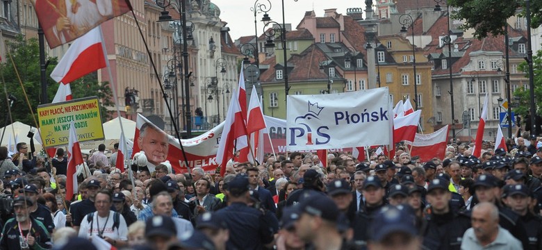 Marsz pamięci, politycy PiS, policja i Obywatele RP z białymi różami. Kolejna miesięcznica za nami [GALERIA]