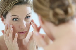 Dermatolog poleca 6 produktów, które chronią skórę przed pojawieniem się zmarszczek